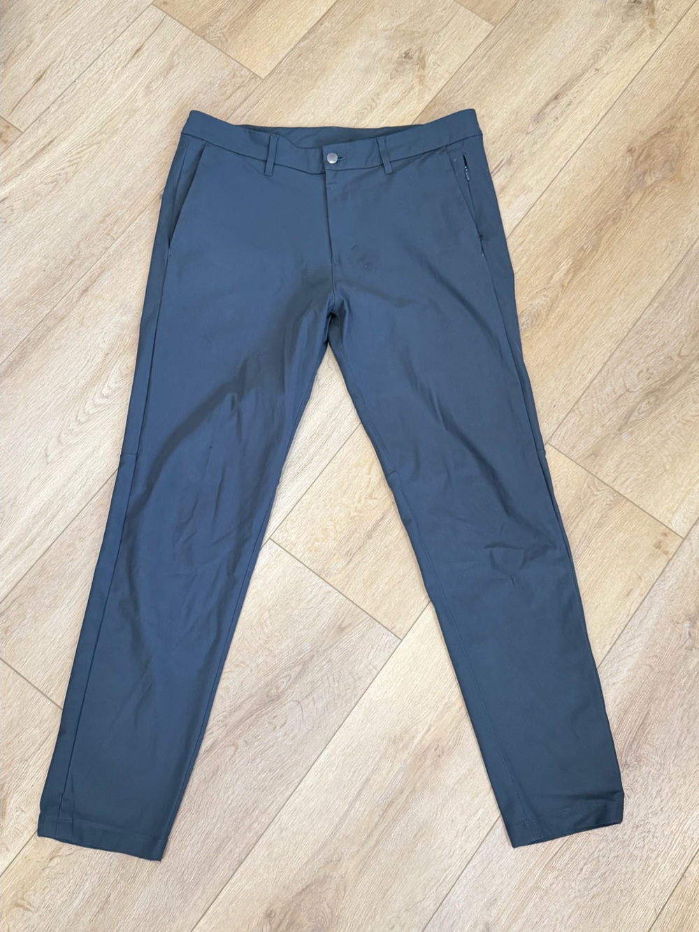 Lululemon Men’s Commission Pant Slim,
- Size 34